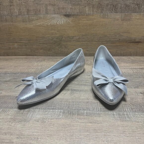 Kenneth Cole Reaction Lily Bow Silver Metallic Wedge Heel Shoes Women's Size 9.5 - Picture 1 of 7